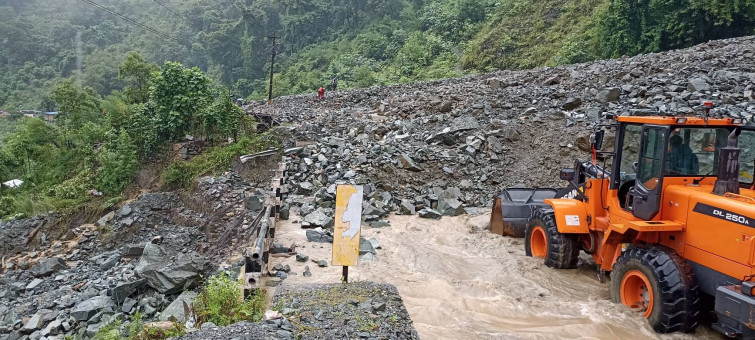 पहिरोले तीन सडक पूर्ण रुपमा र १२ आंशिक अवरुद्ध